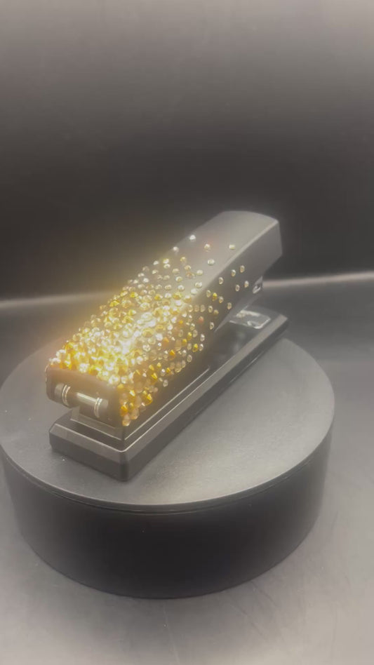 Schwarzer Tacker mit Gold-Strass – Handverziertes Büro-Accessoire von TheGlitterThing