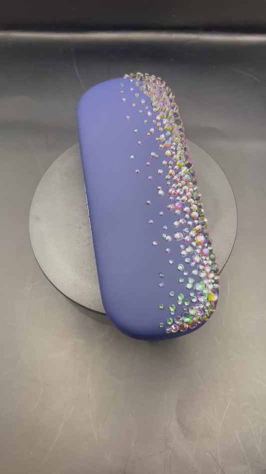 Handverziertes Brillenetui in Blau – mit irisierenden Glitzersteinen (Unikat