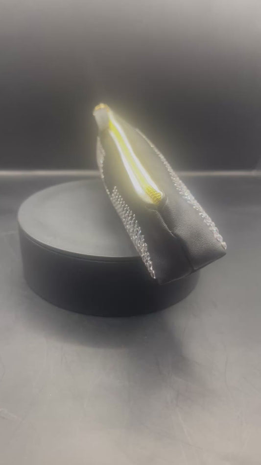 Schwarzes Etui mit Silbernem Strass – Zeitloses, Handverziertes Unikat von TheGlitterThing