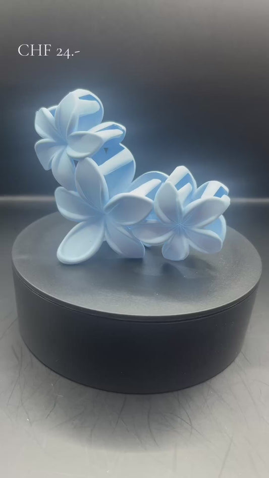Blüten-Haarklammer in Hellblau – 11 cm | handverziert mit Strass | Theglitterthing Unikat